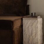 میز کنار مبلی صخره